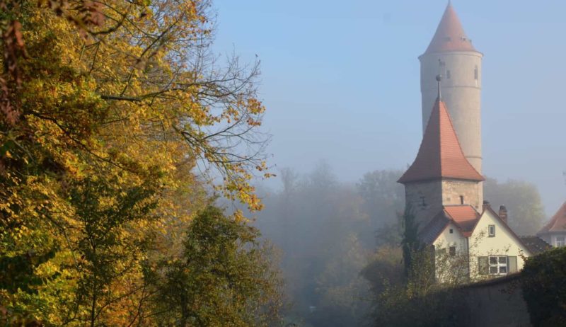 De groene toren in het Duitse Dinkelsbuehl ligt aan de Romantische Straße