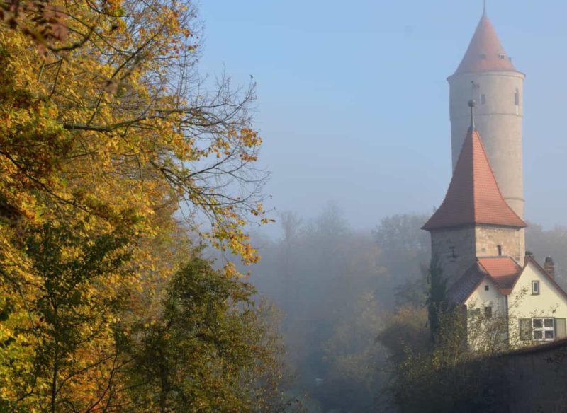 De groene toren in het Duitse Dinkelsbuehl ligt aan de Romantische Straße