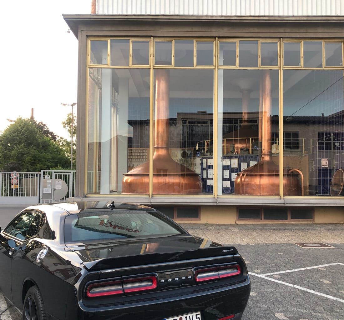 Een amerikaanse sportwagen van het merk Dodge staat voor de brouwerij Eder in Grossostheim in Beieren