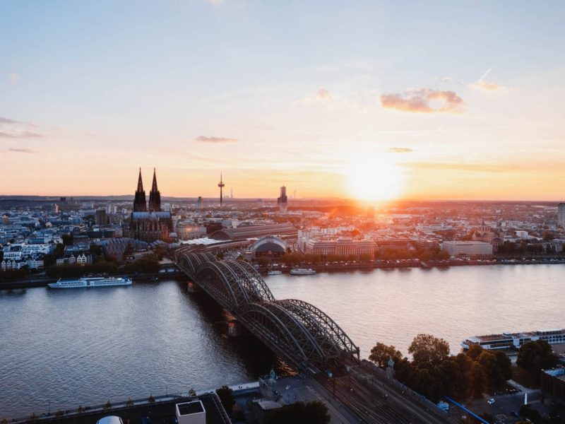 De Dom van Keulen met de skyline en de Rijn is een van de 15 populairste bezienswaardigheden van Duitsland
