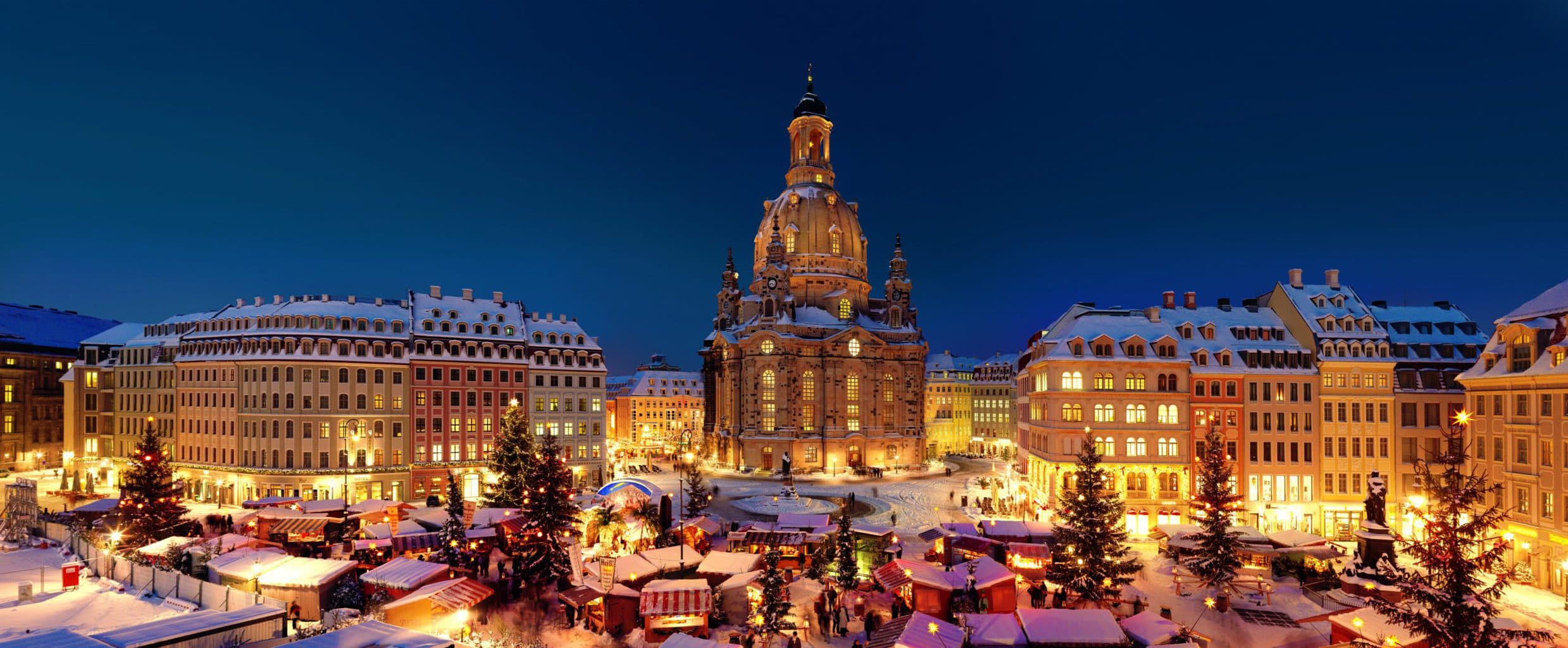 Kerstmarkt met gezicht op de Frauenkirche in Dresden