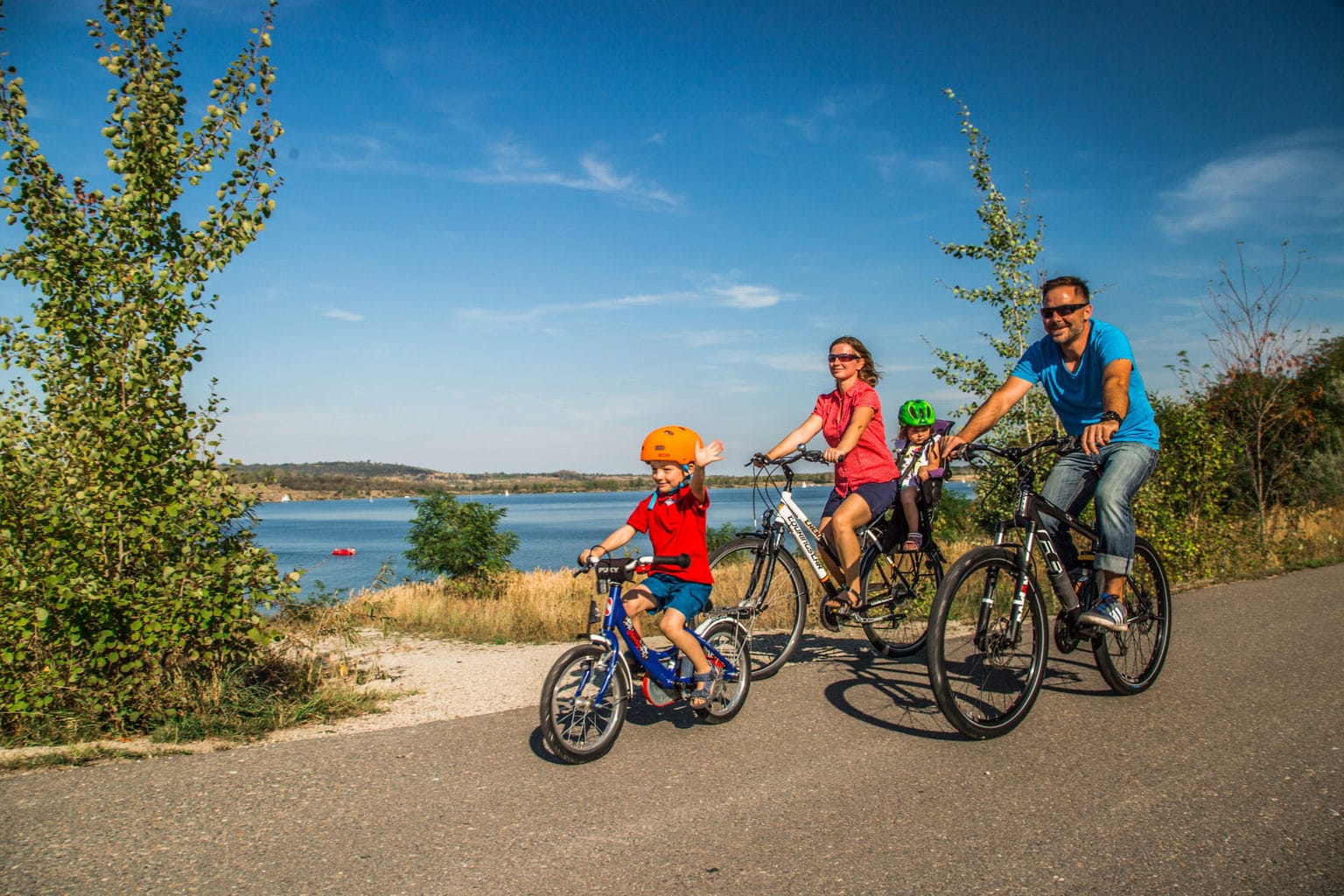 Een familie tijdens een fietstocht aan de Geiseltalsee in de regio Saale-Unstrut