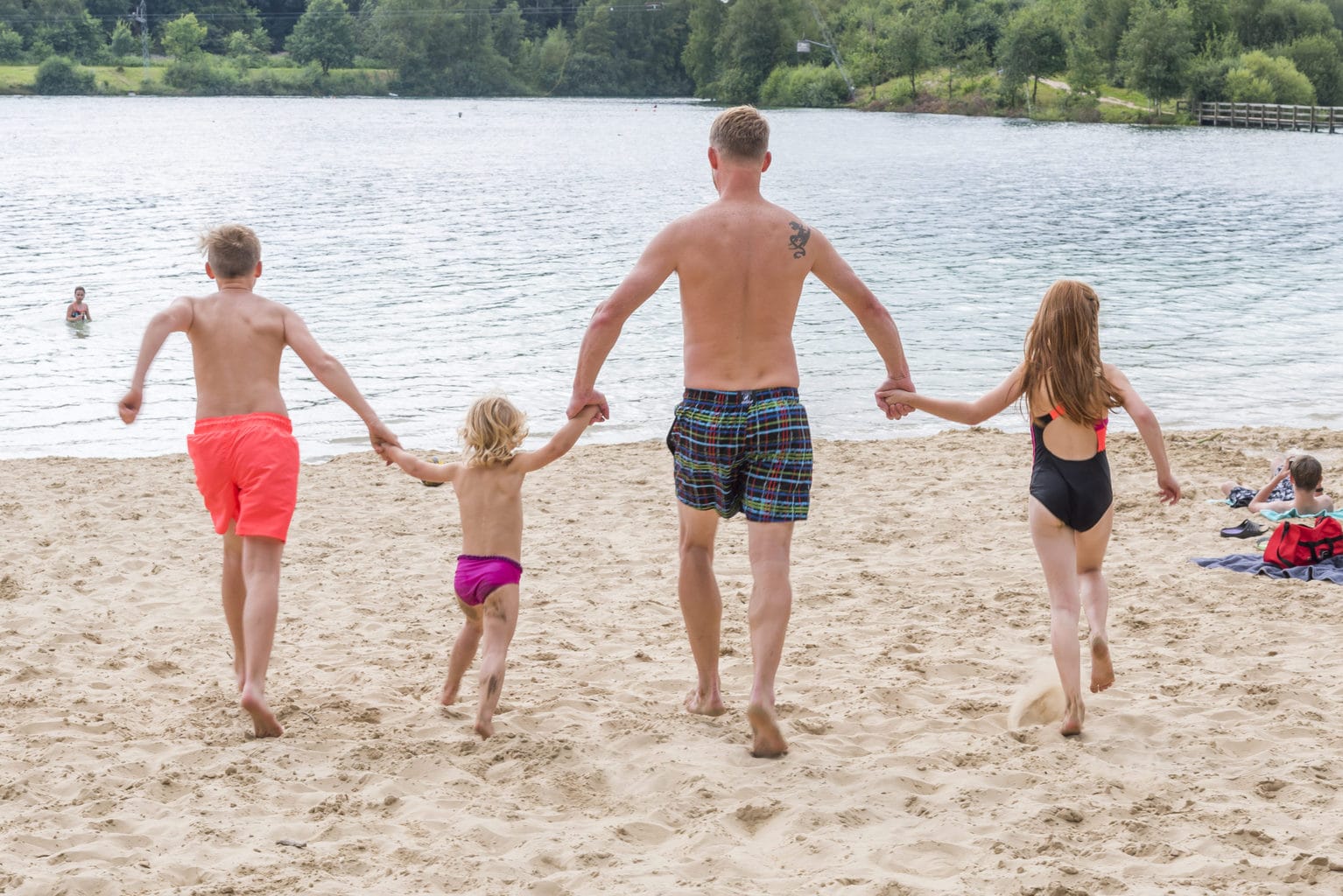 Een familie gaat zwemmen in de Dankernsee in het Duitse Emsland