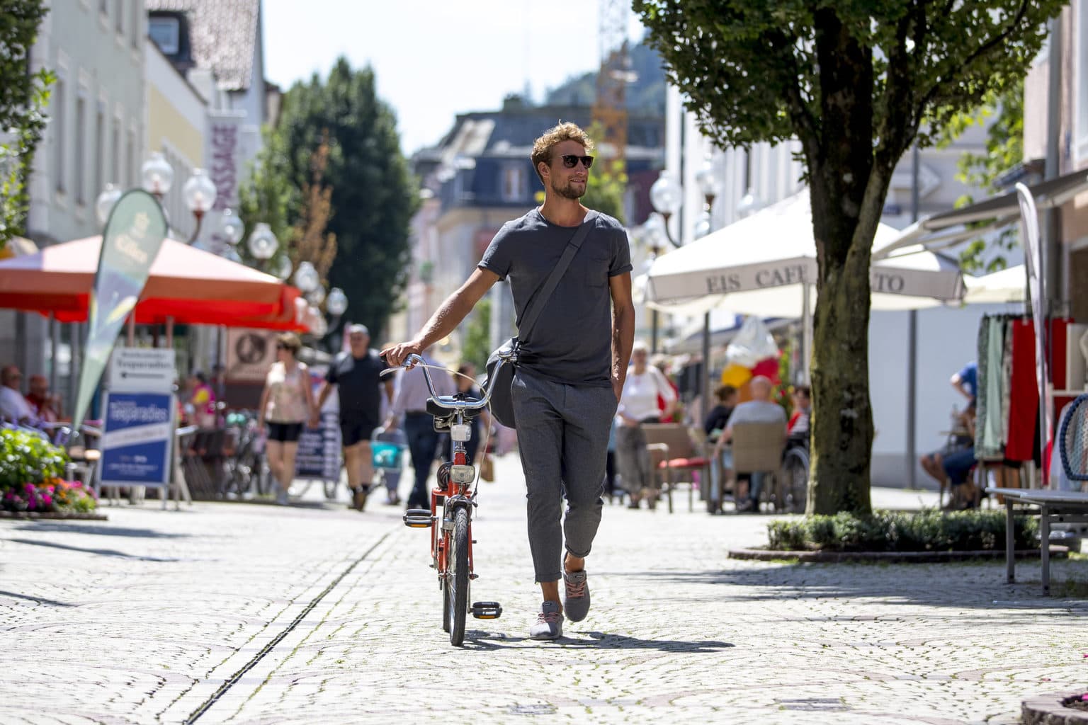 Een man met een fiets in de winkelstraat van Bad Reichenhall