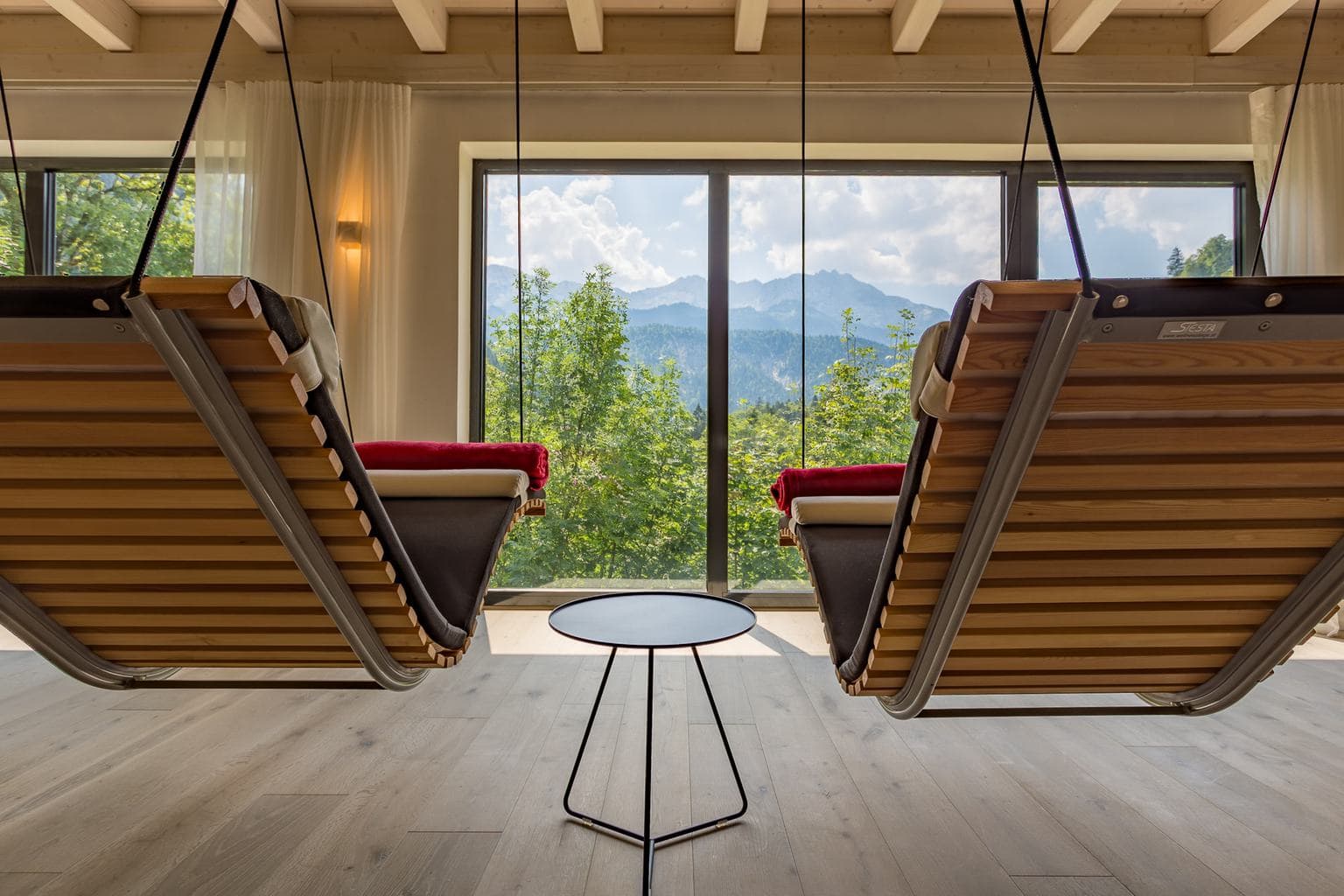 Rustruimte in Hotel Das Graseck in Garmisch met uitzicht op de bergen