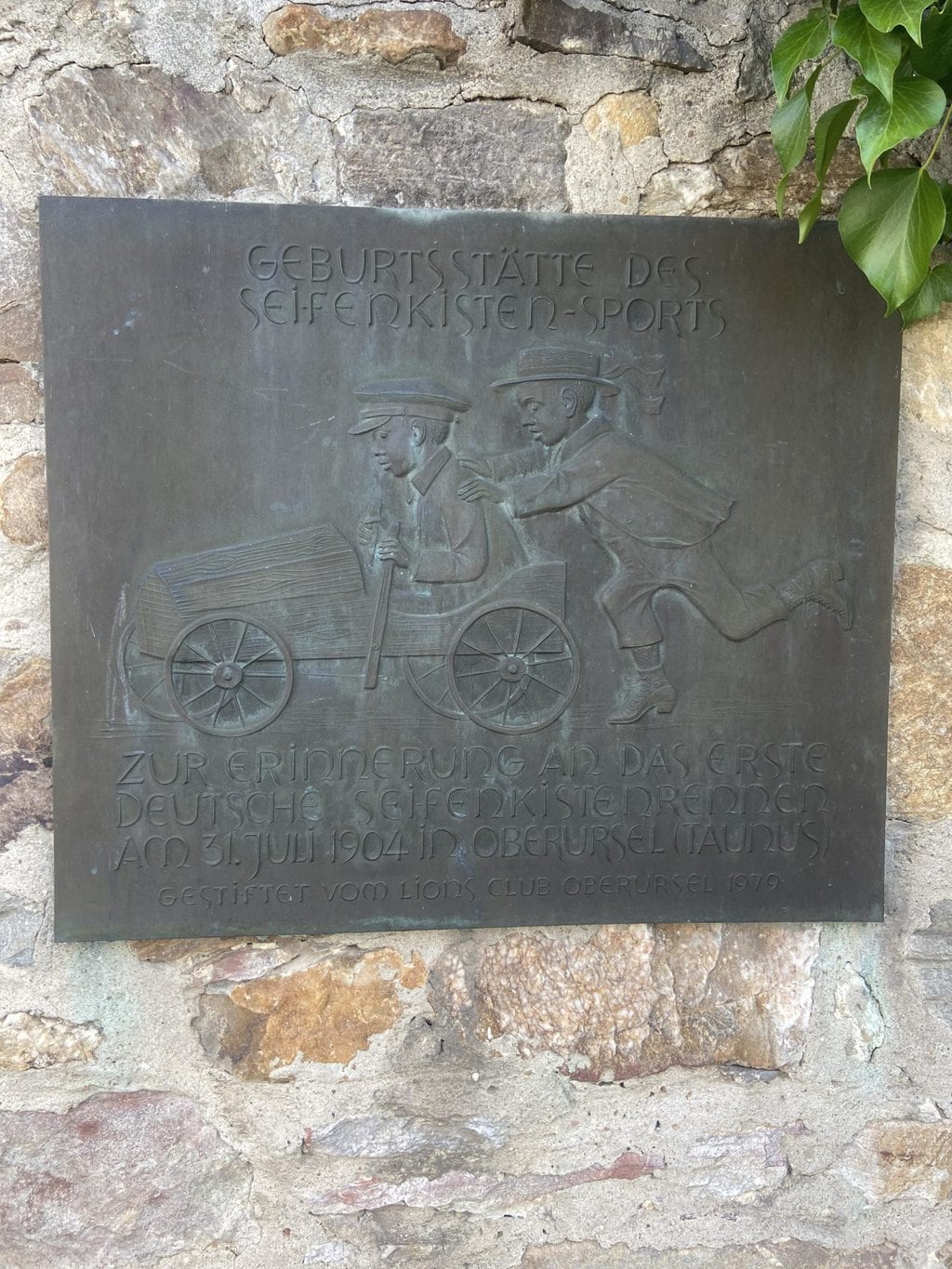 Erinnerungstafel ter ere van het begin van de zeepkistenrace in Oberursel