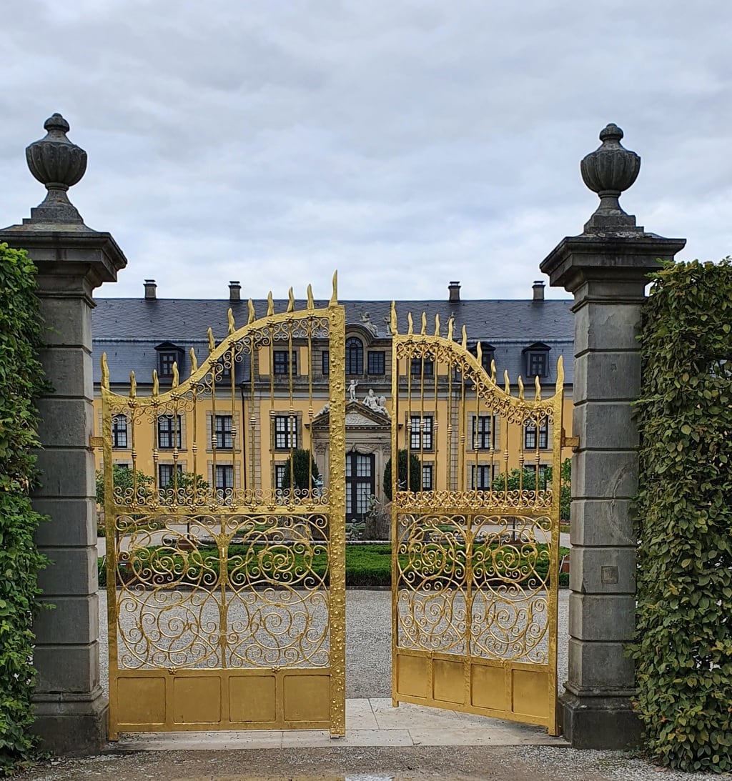 Gouden poort in de Herrenhäuser tuinen in Hannover