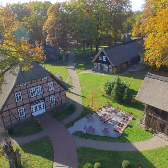 Hotel Stimbekhof in de Lueneburger Heide opname uit de lucht van boven