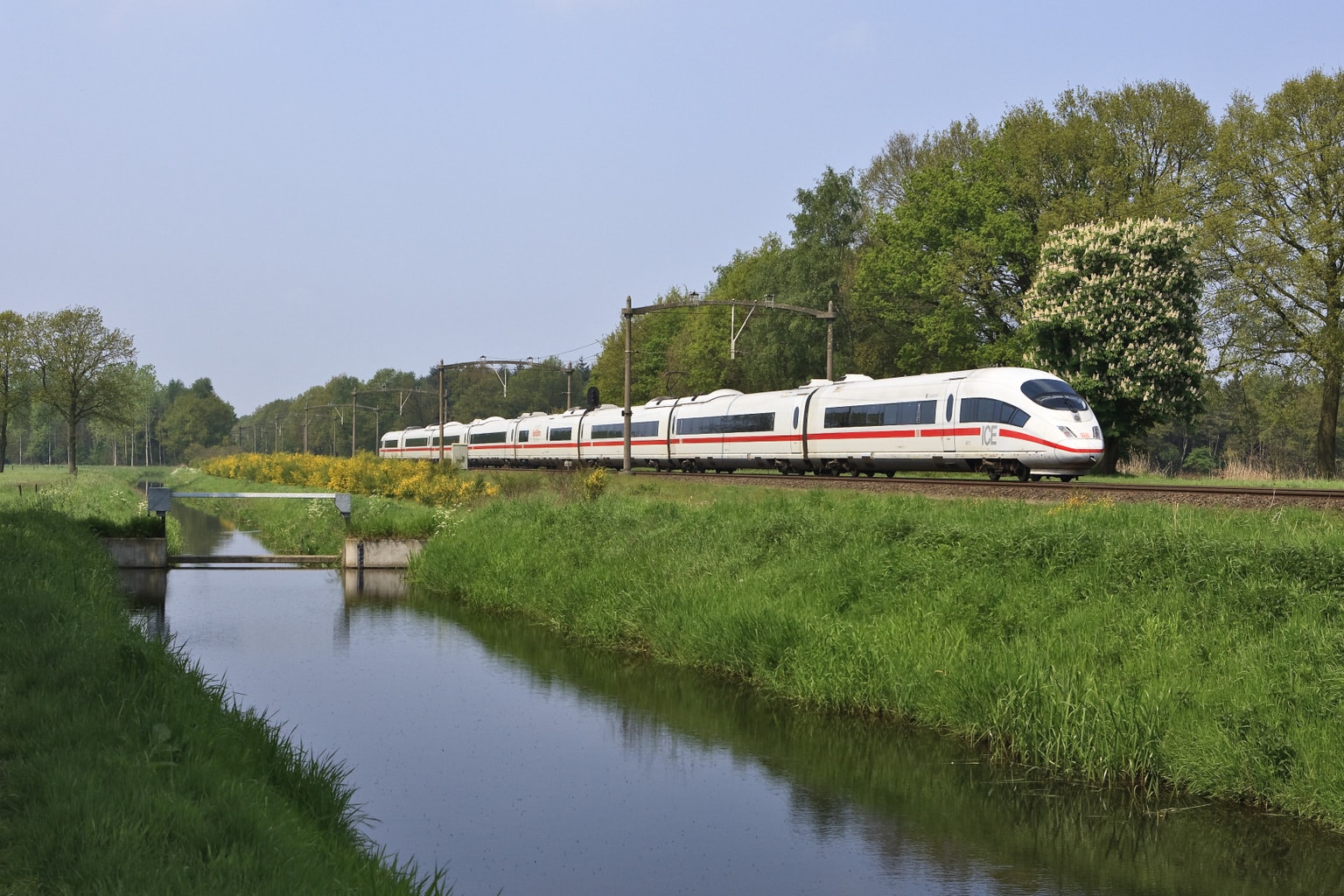 Een Intercity Express of ICE onderweg van Amsterdam naar Frankfurt