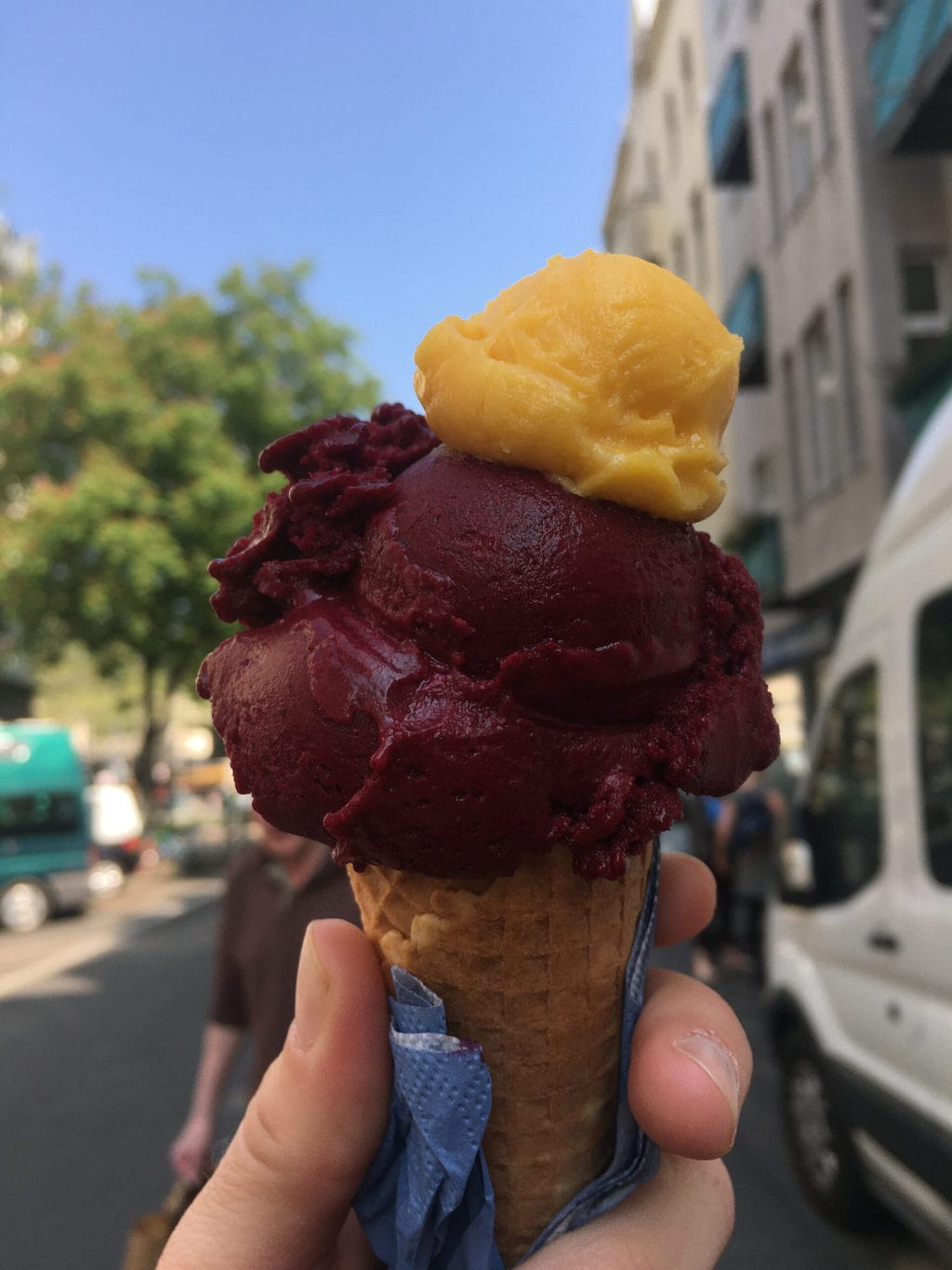 Een lekker ijsje in de Merowingerstrasse in de Südstadt van Keulen