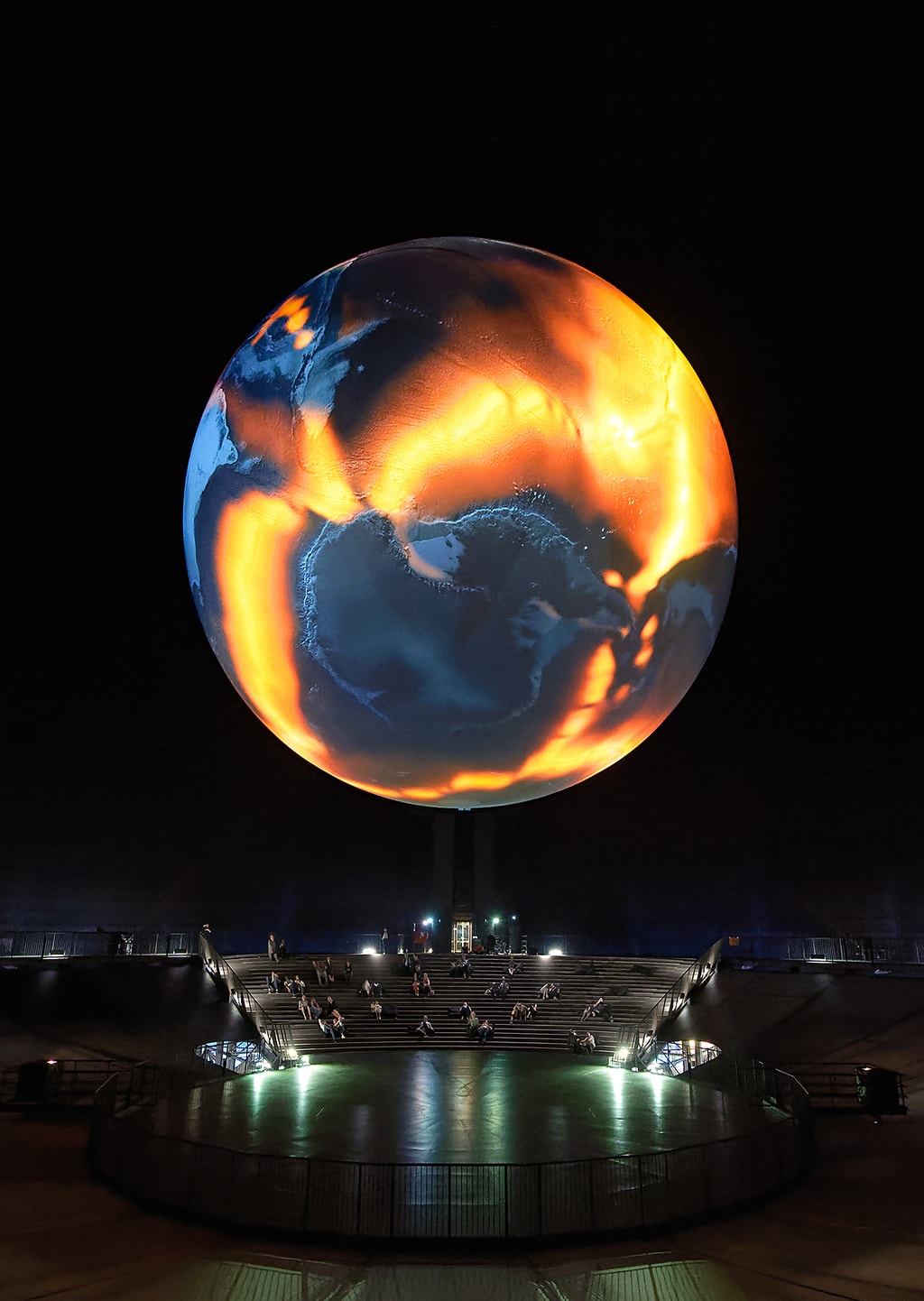 Gigantische sculptuur van planeet aarde in de heropende Gasometer Oberhausen
