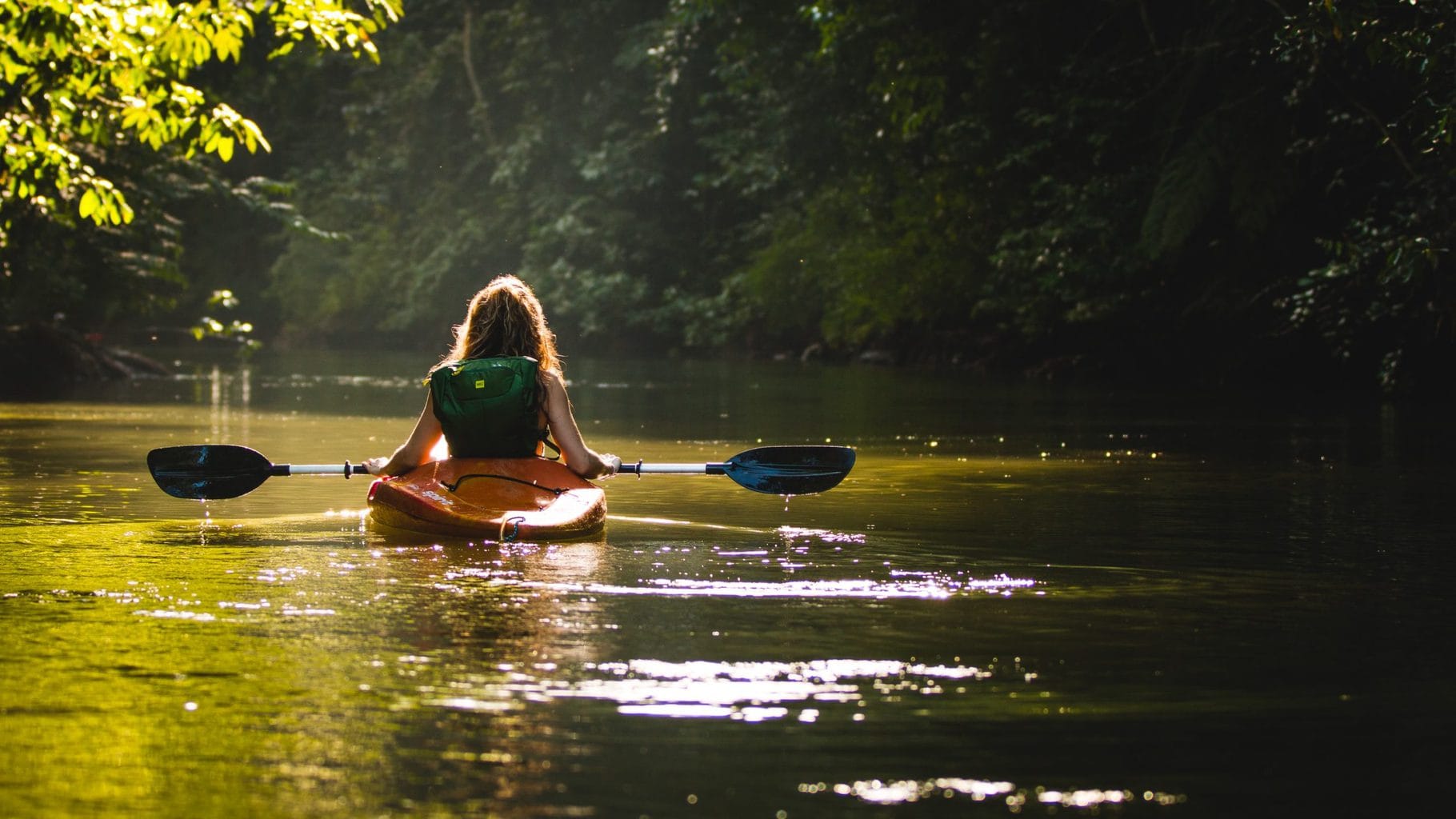 Een jonge vrouw vermaakt zich in een kano in het Beierse Woud