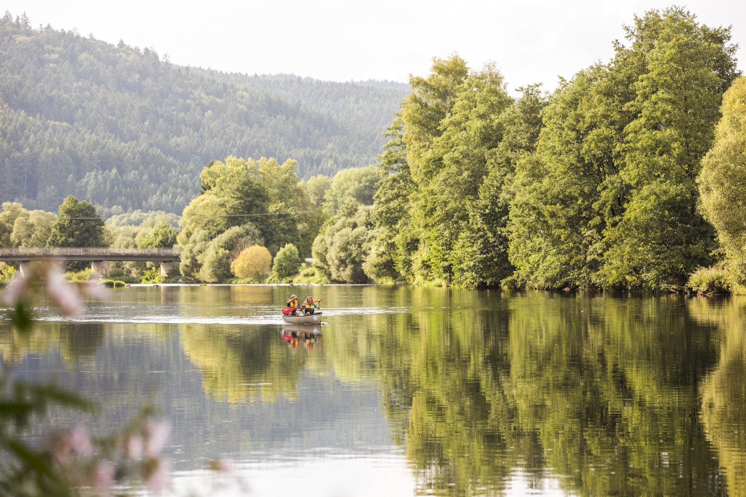 Een kano op de rivier Regen in het Beierse woud in Duitsland