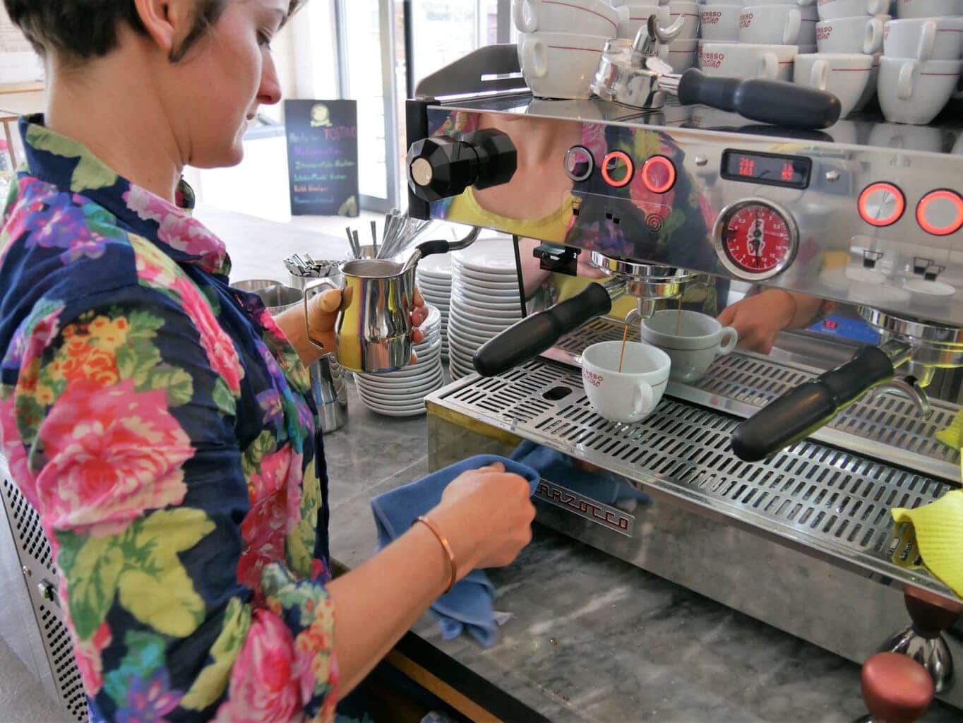 Een vrouw maakt een kopje espresso in Karlsruhe