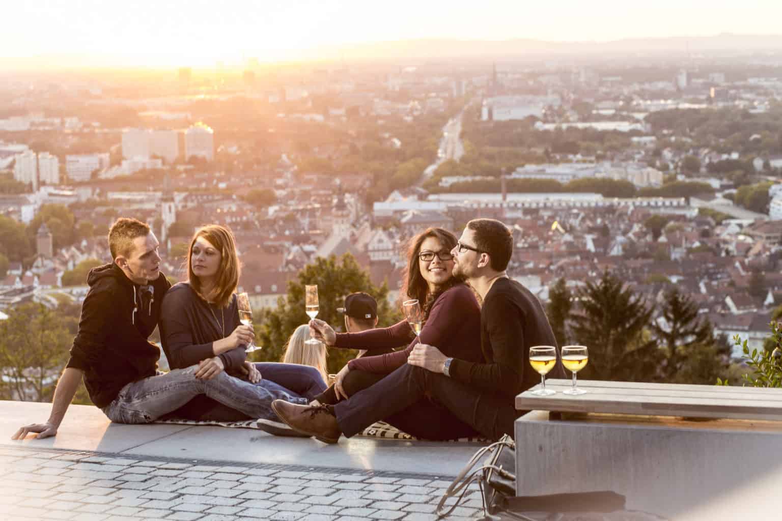 Karlsruhe de warmste stadt van Duitsland met jonge mensen die wijn drinken