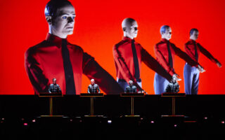 De formatie Kraftwerk op het podium met robots