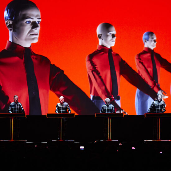 De formatie Kraftwerk op het podium met robots