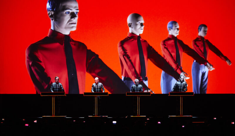 De formatie Kraftwerk op het podium met robots