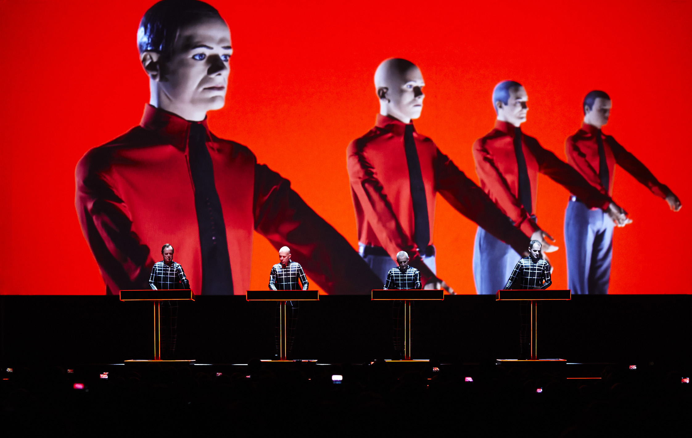 De formatie Kraftwerk op het podium met robots