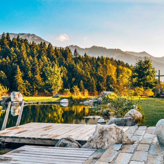 Fantastisch landschap met een meertje voor bergen in her Beierse Oberaudorf