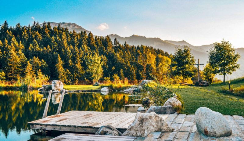 Fantastisch landschap met een meertje voor bergen in her Beierse Oberaudorf