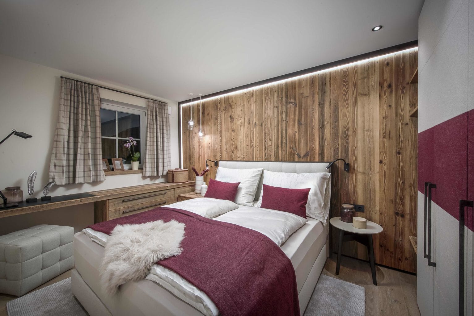 Slaapkamer met boxspringbed en veel warm hout in vakantiepark R6 aan de Tegernsee