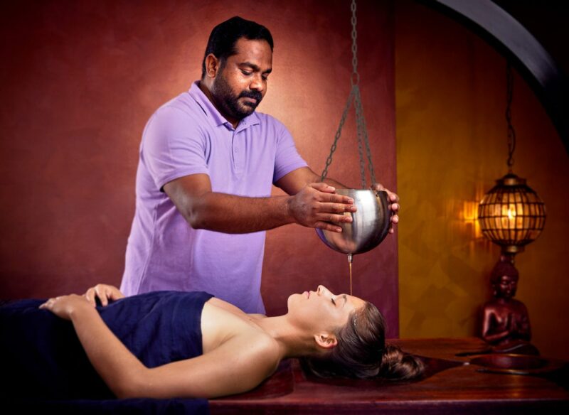 Een vrouw tijdens een ayurveda behandeling in Resort Mandira