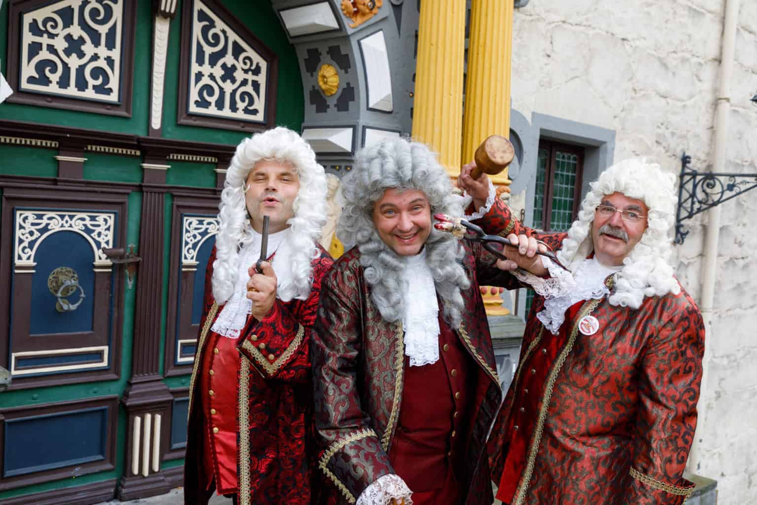 Mannen in barokke costumen wekken herinneringen ter gedachtenis van Dokter Eisenbart