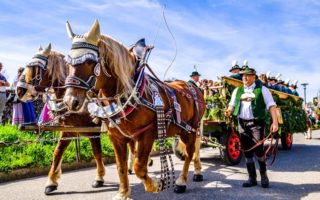 Traditionele optocht met paarden in Beieren
