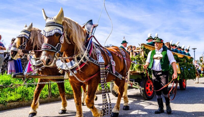 Traditionele optocht met paarden in Beieren