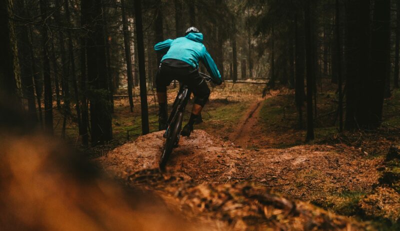Eerst naar boven en later naar beneden - zo is het leven van deze downhill-mountainbiker in Braunlage in de Harz