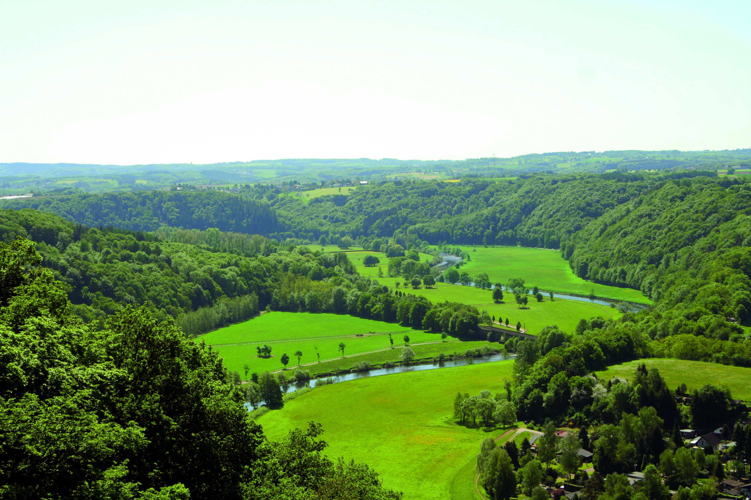 Panoramaopname van de wandelregio Sieg in Duitsland met eerst de rivier en daarna de heuvels