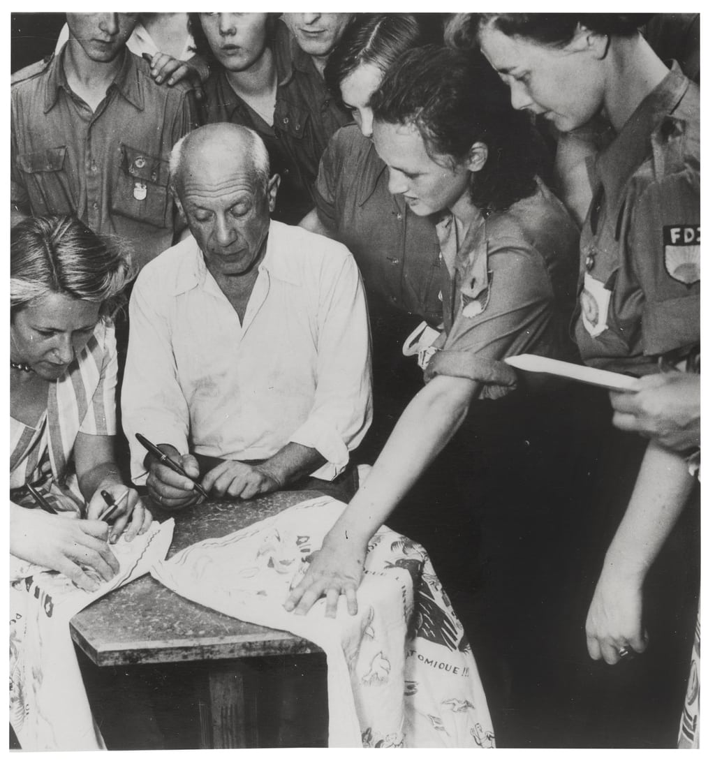 Picasso signeert werken voor leden van de FDJ