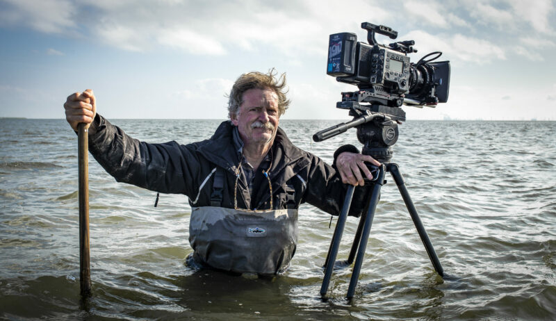 Regisseur Pieter-Rim de Kroon tijdens de opnames voor Silence of the Tides in de Waddenzee