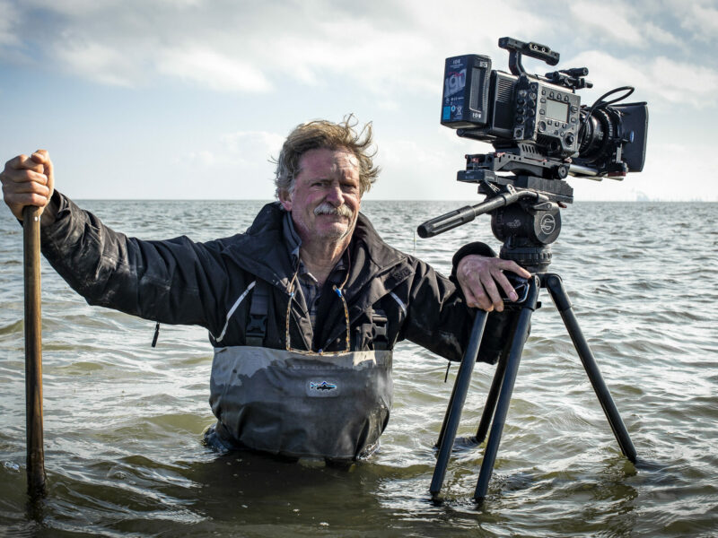 Regisseur Pieter-Rim de Kroon tijdens de opnames voor Silence of the Tides in de Waddenzee