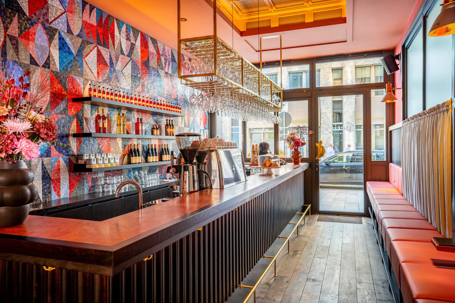 De bar van restaurant Tortue in Hamburg is ondermeer populair bij jongeren 