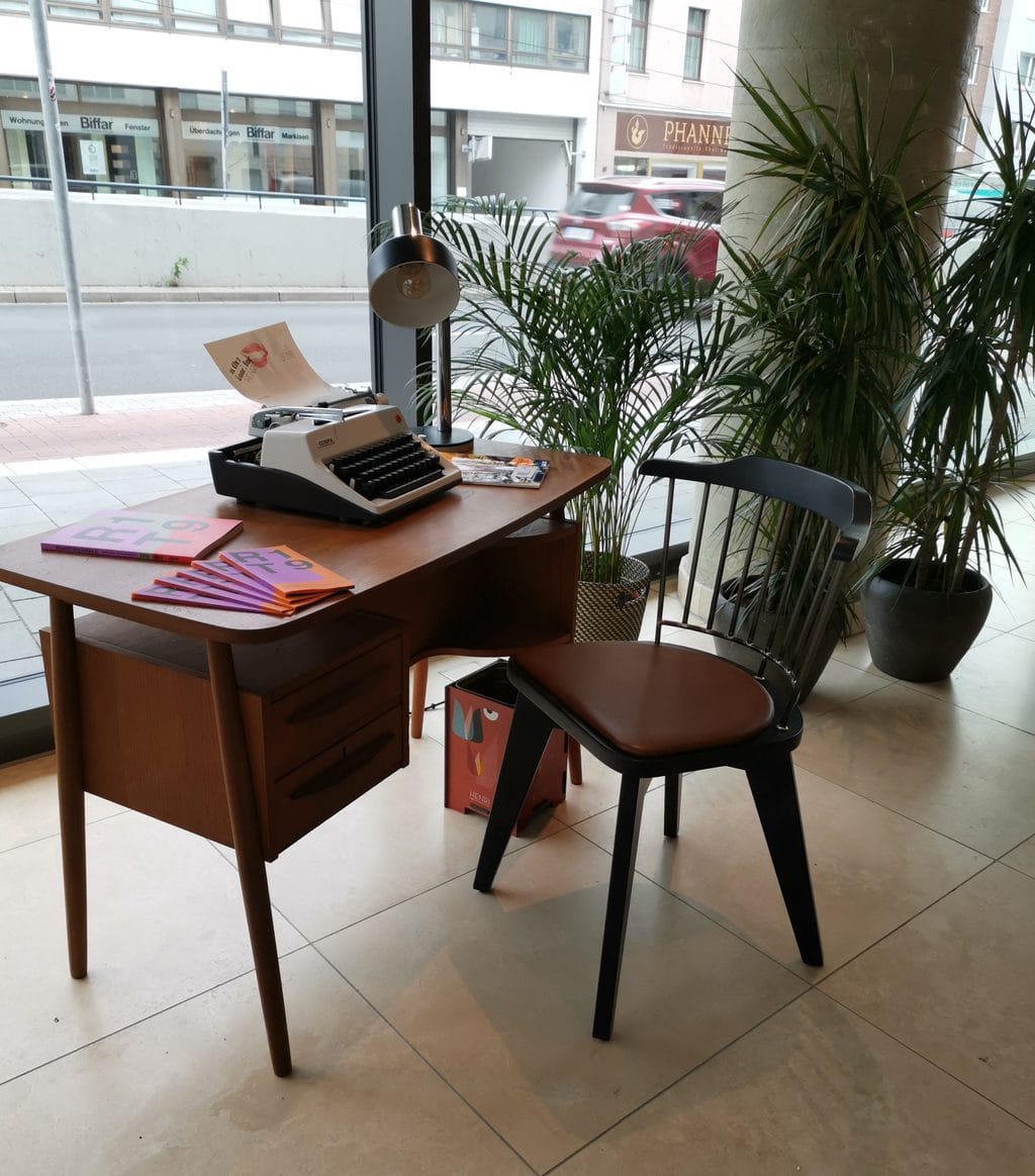 Een klein bureautje in Henri Hotel Duesseldorf met schrijfmachine