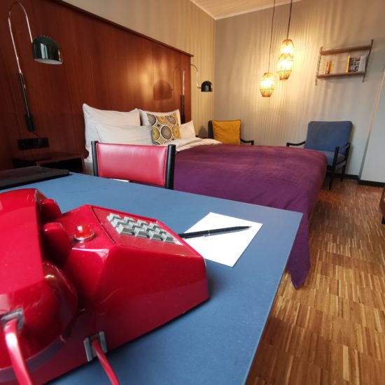 Rode retro-telefoon in Henri Hotel Düsseldorf