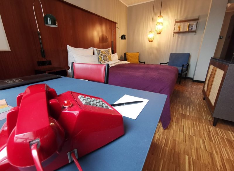 Rode retro-telefoon in Henri Hotel Düsseldorf