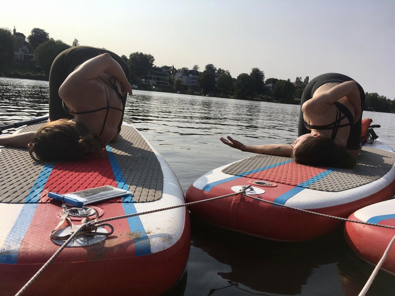 SUPpers tijdens hun yoga oefeningen op het Greibnitzmeer