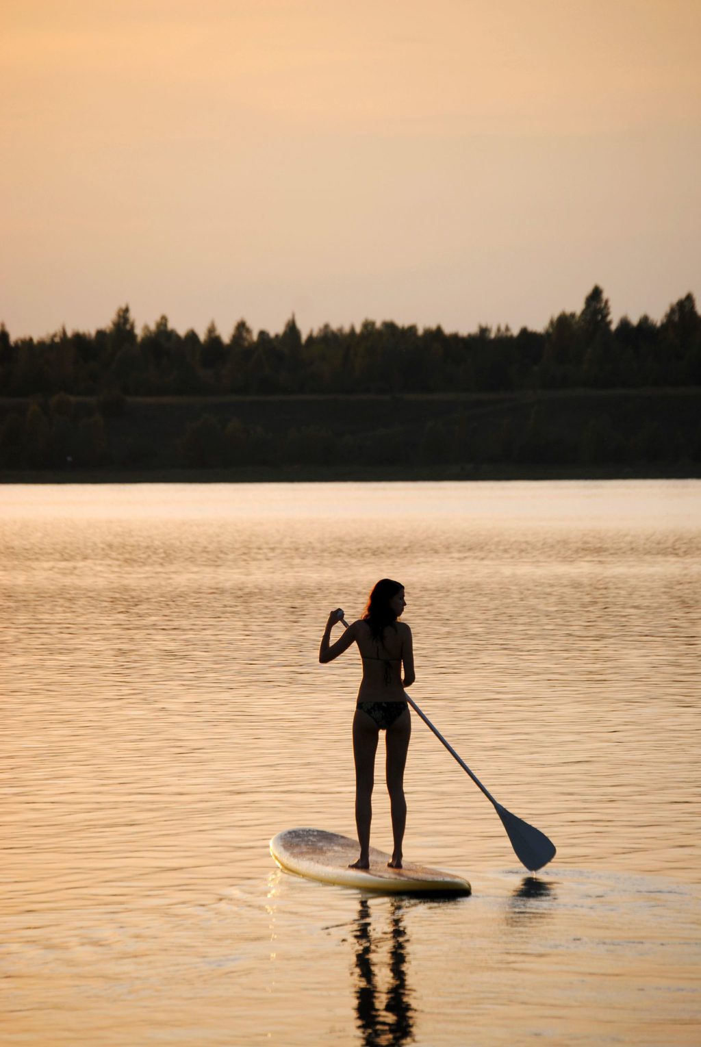Een vrouw op een stand-up-paddle-board in de buurt van Leipzig