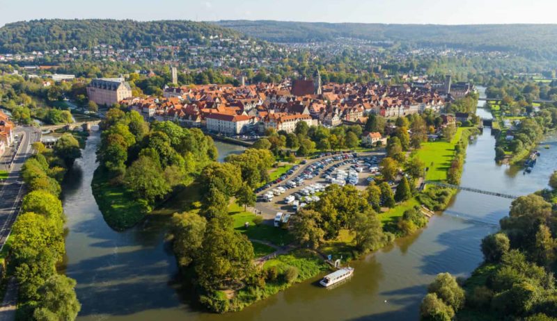 De samenloop van Werra en Fulda bei het stadje Hann. Münden in Nedersaksen