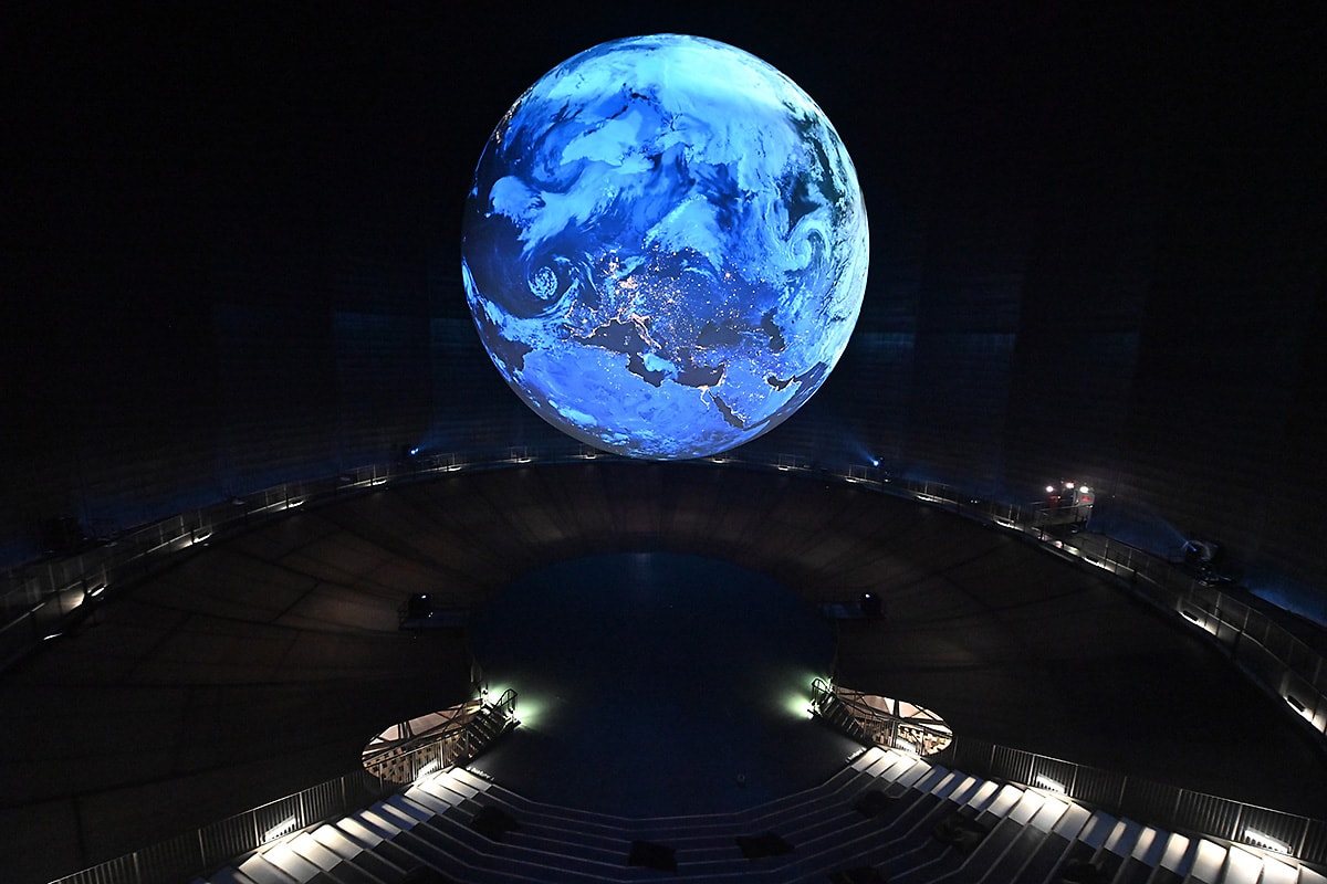 Sculptuur van planeet aarde in de heropende Gasometer Oberhausen
