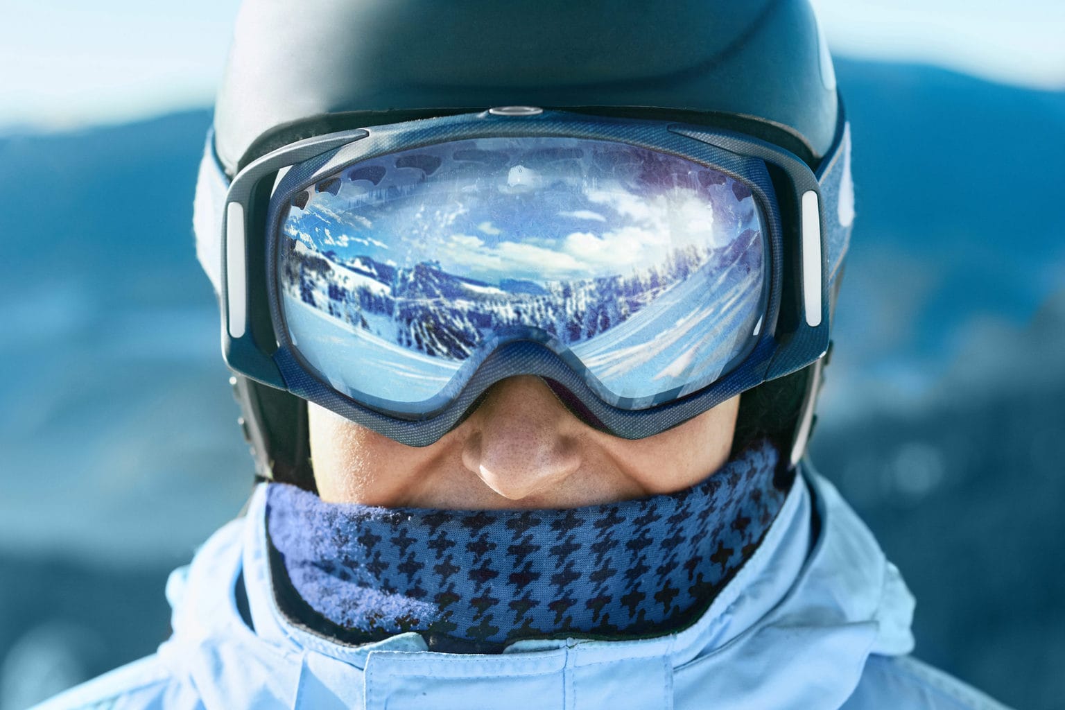 Winterlandschap spiegelt in een skibril van een skieer in de Duitse Alpen