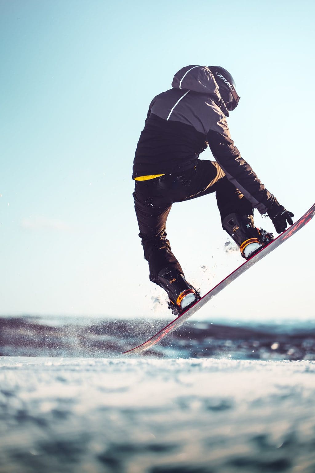 Een snowboarder in actie op een Duitse skipiste in de coronawinter