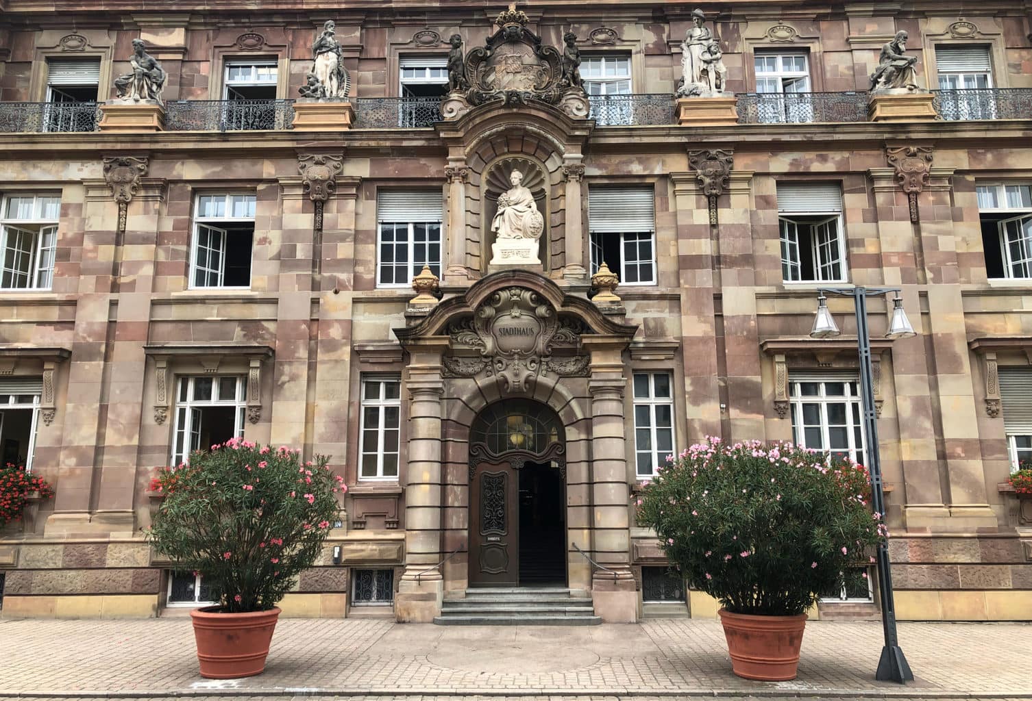 Het stadhuis van Speyer met enorm grote oleanders