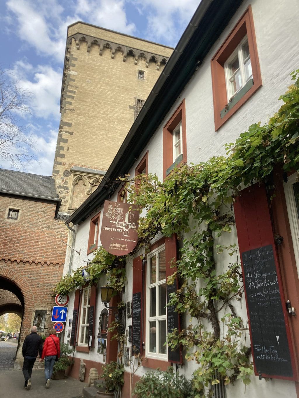 Stadspoort en restaurant in Sons am Rhein