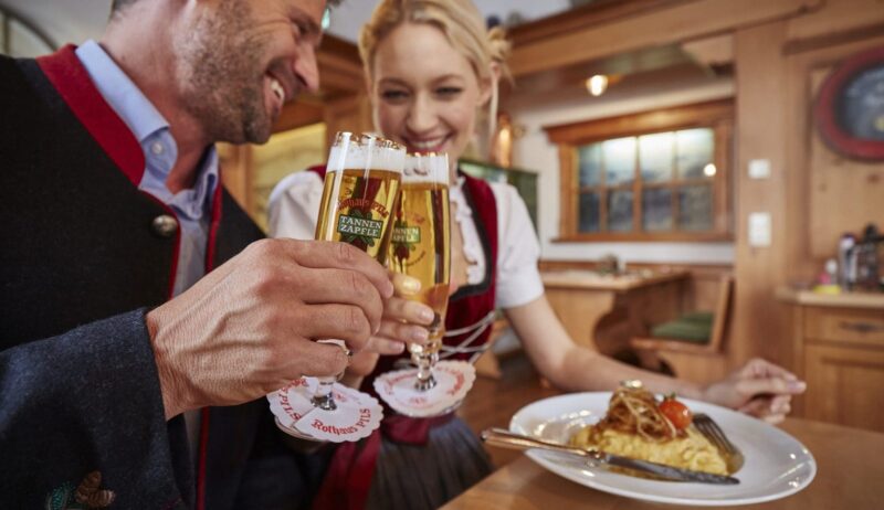 Een stel geniet van lekker bier en eten met Slow Food in Baden-Württemberg