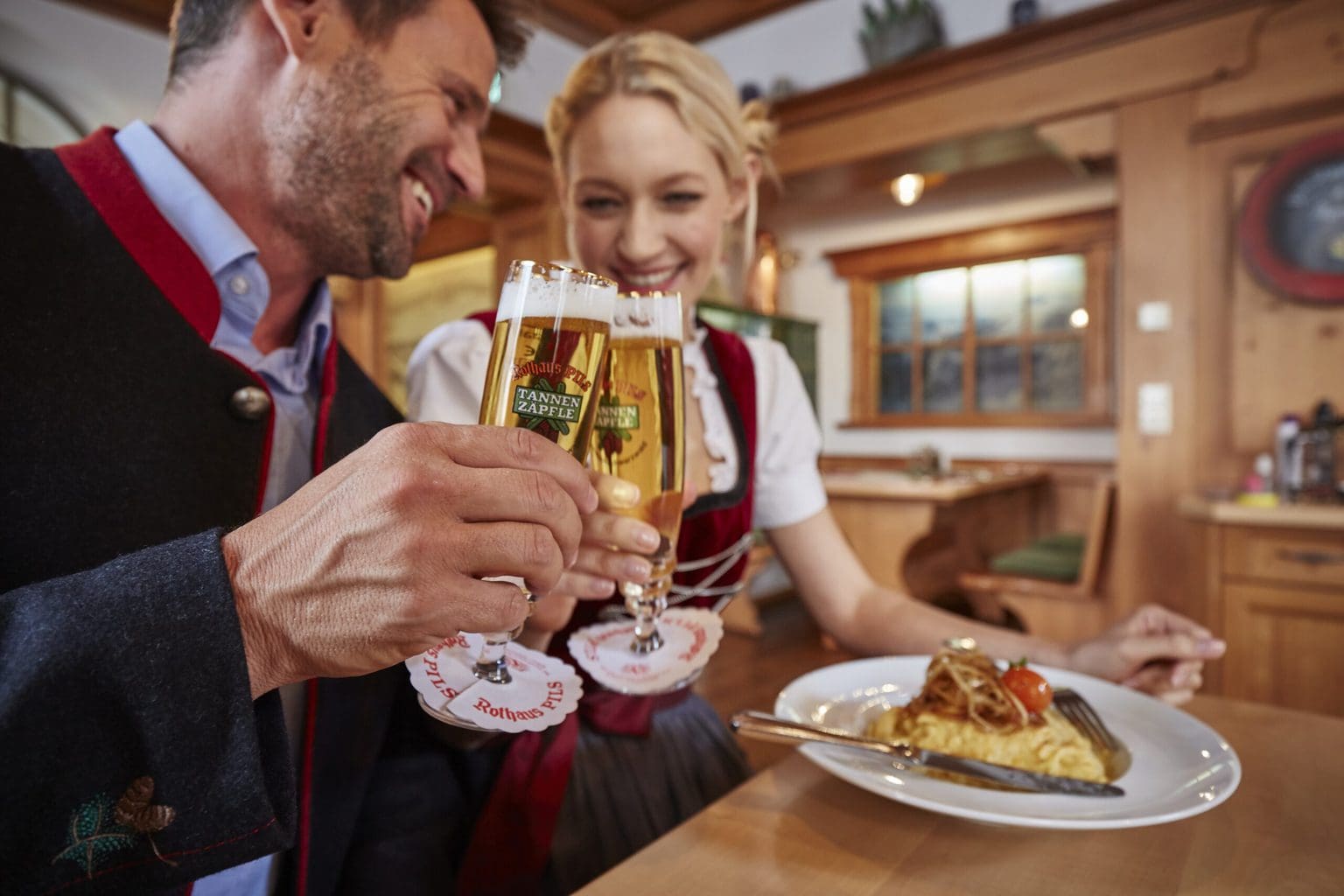 Een stel geniet van lekker bier en eten met Slow Food in Baden-Württemberg