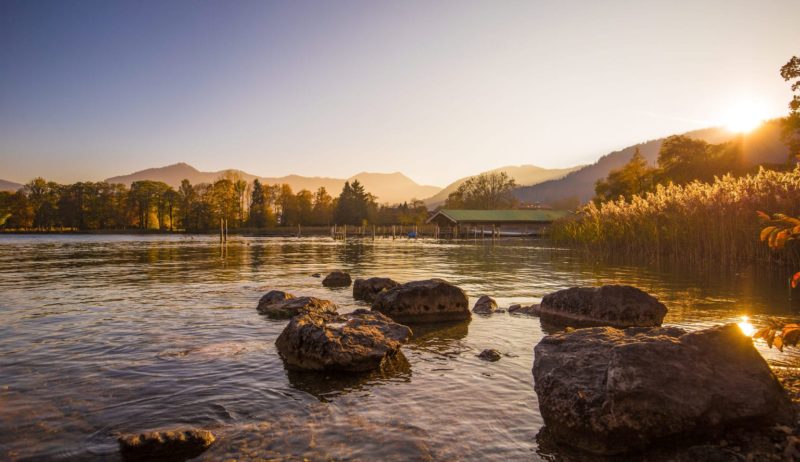 De oevers van de Tegernsee met een herfstachtige stemming